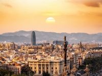 Vista de Barcelona con Torre Glories y estatua de Cristóbal Colón - foto de Aleksandar Pasaric de pexels.com