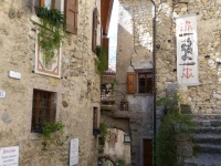 Vicoli Borgo Canale di Tenno - Foto di Hans Braxmeier da Pixabay