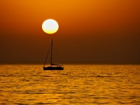 Éolienne - bateau coucher de soleil - Image de Dušan Smetana sur Unsplash